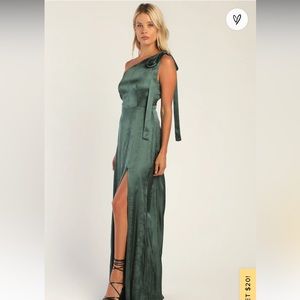 Lulu’s Emerald Green One Shoulder Gown (L)